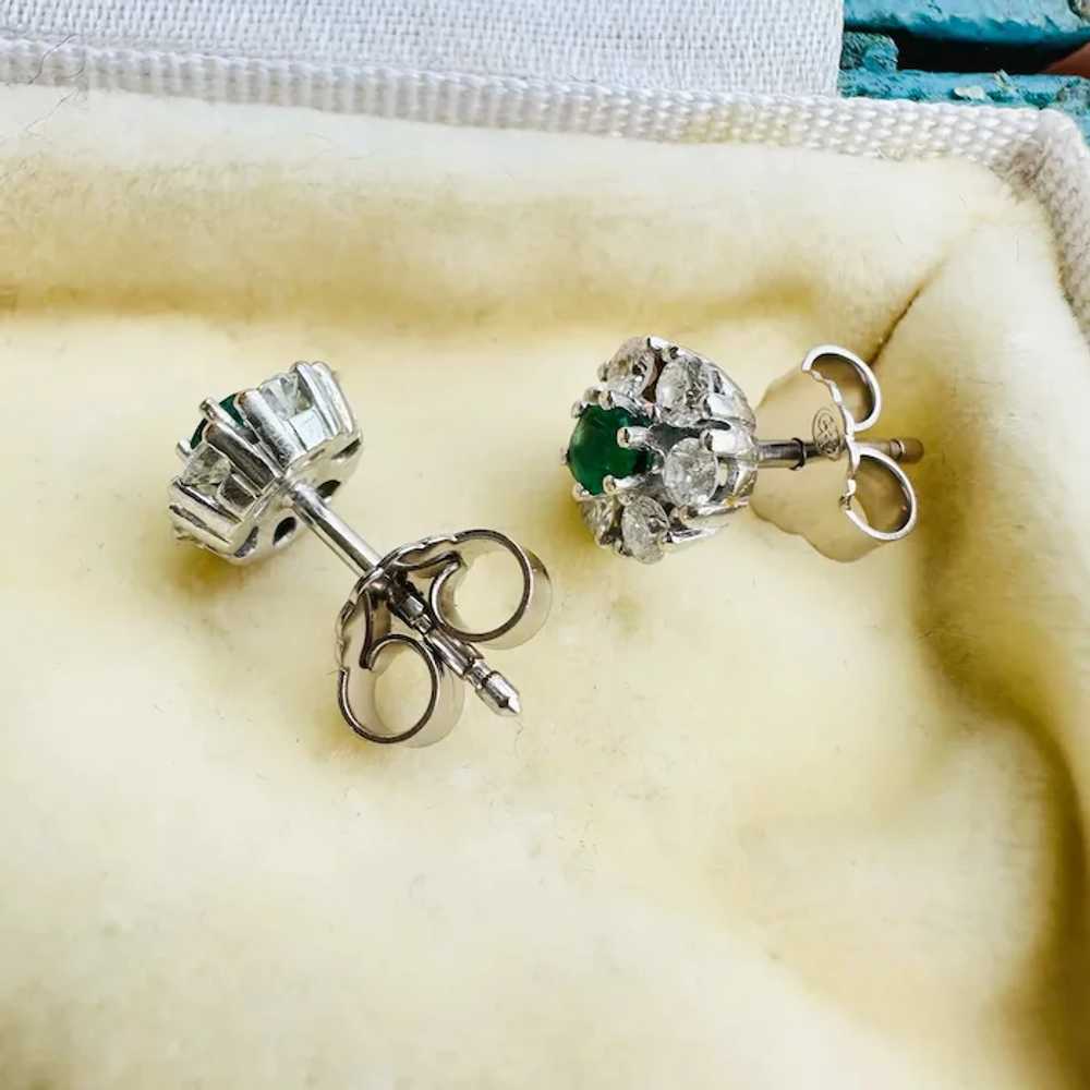Stunning 18ct Gold Emerald & Diamond cluster earr… - image 6