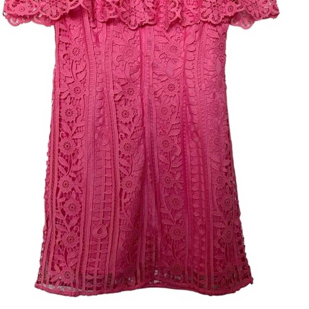 Neiman Marcus Lace Cold Shoulder Shift Dress in B… - image 3