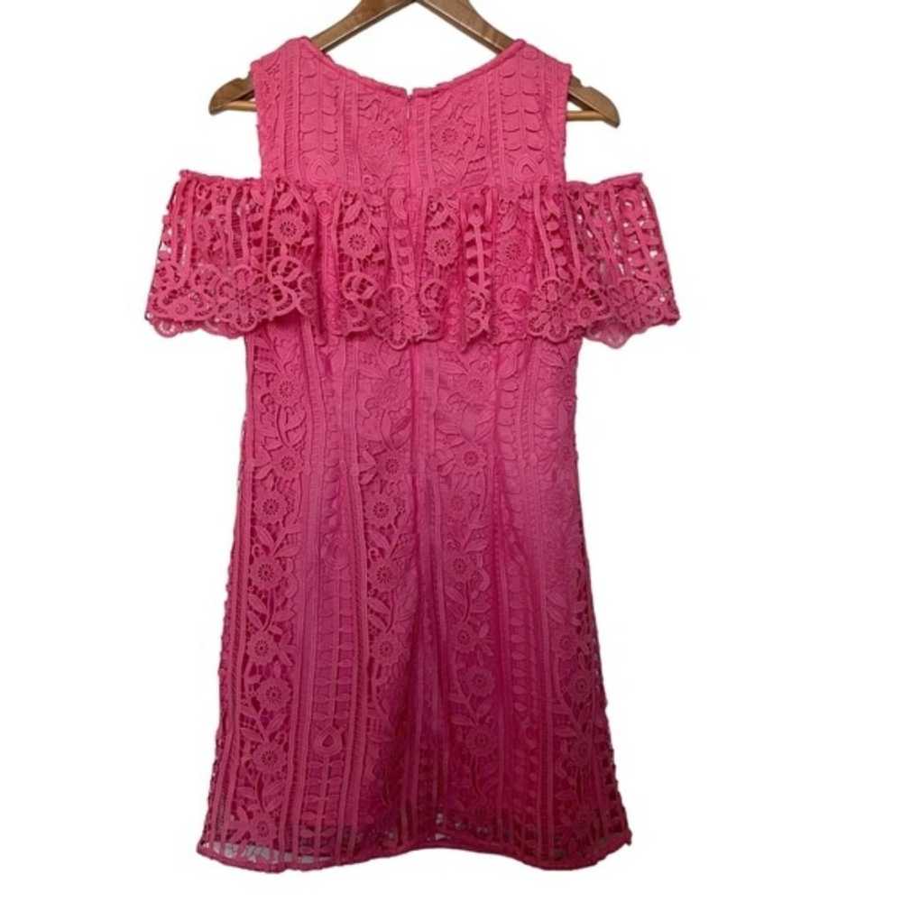 Neiman Marcus Lace Cold Shoulder Shift Dress in B… - image 5