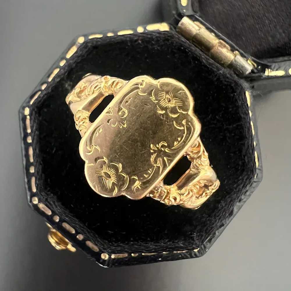 Victorian 18K gold scroll floral signet ring, gol… - image 2