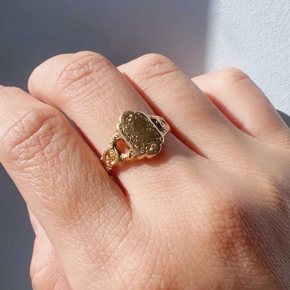 Victorian 18K gold scroll floral signet ring, gol… - image 6