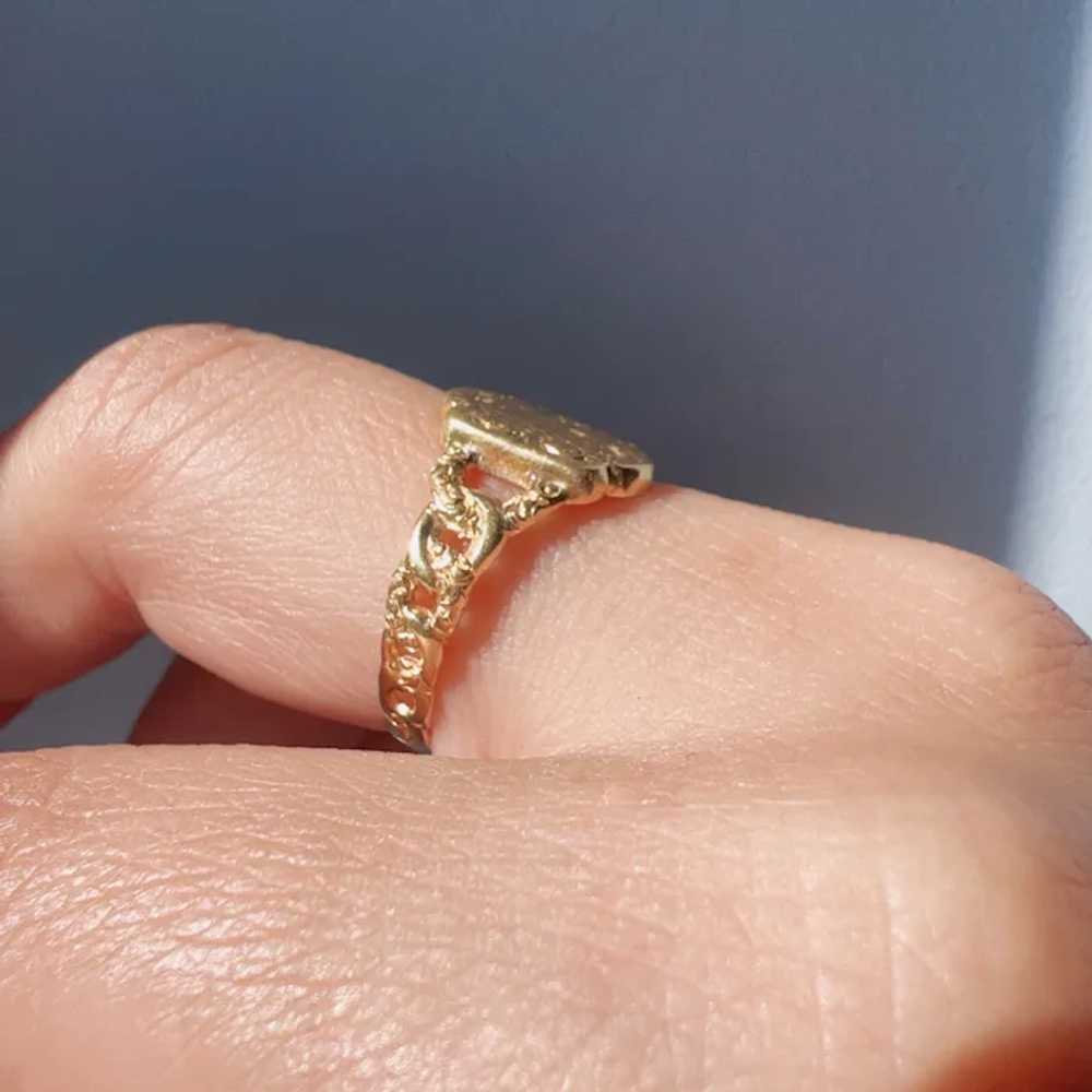 Victorian 18K gold scroll floral signet ring, gol… - image 7