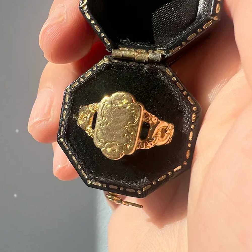Victorian 18K gold scroll floral signet ring, gol… - image 8