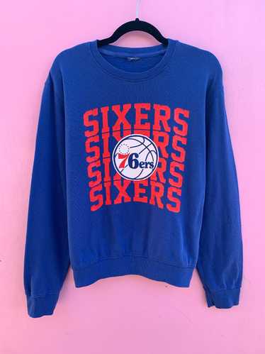 SIXERS 76ERS BASKETBALL GRAPHIC CREWNECK SWEATSHIR