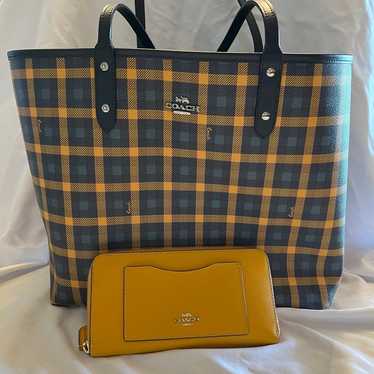 Coach reversible tote bag with matching wallet se… - image 1