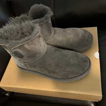 ugg boots size 8 grey