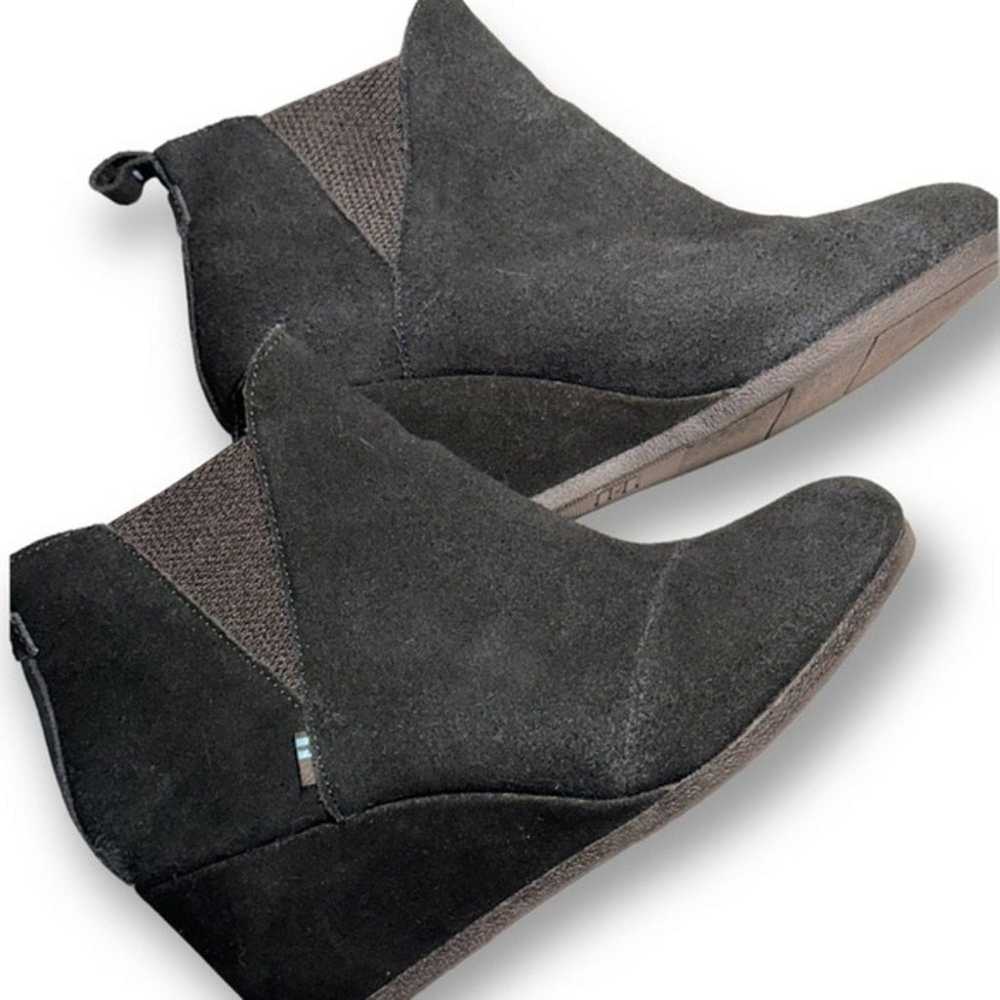 Toms Women’s Kelsey Black Suede Ankle Wedge Booti… - image 1
