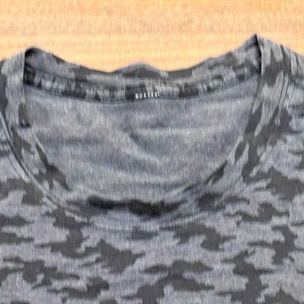 Lululemon Men’s Gray/Black Short-Sleeve T-Shirt -… - image 2