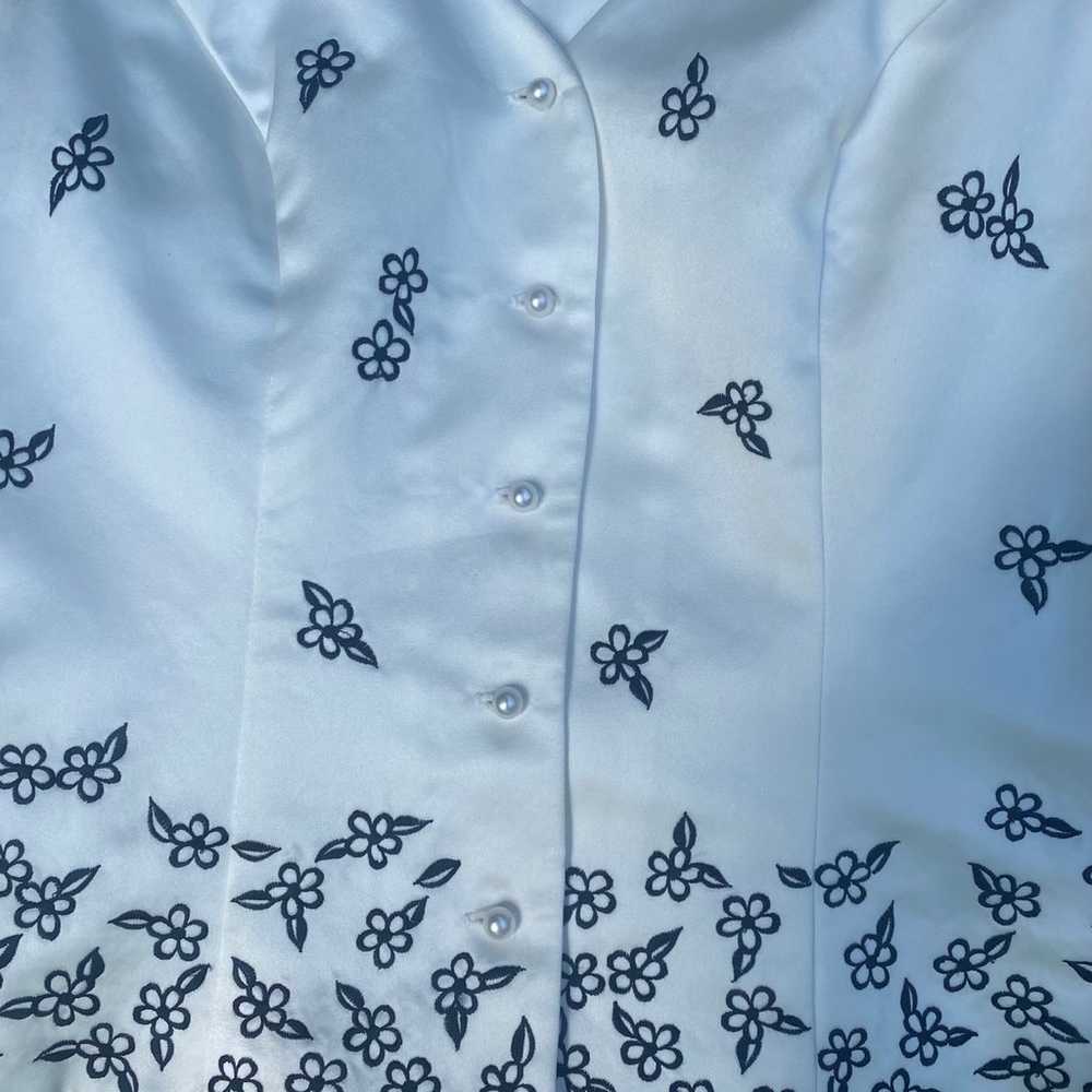 Vintage white satin embroidered floral vest - image 2
