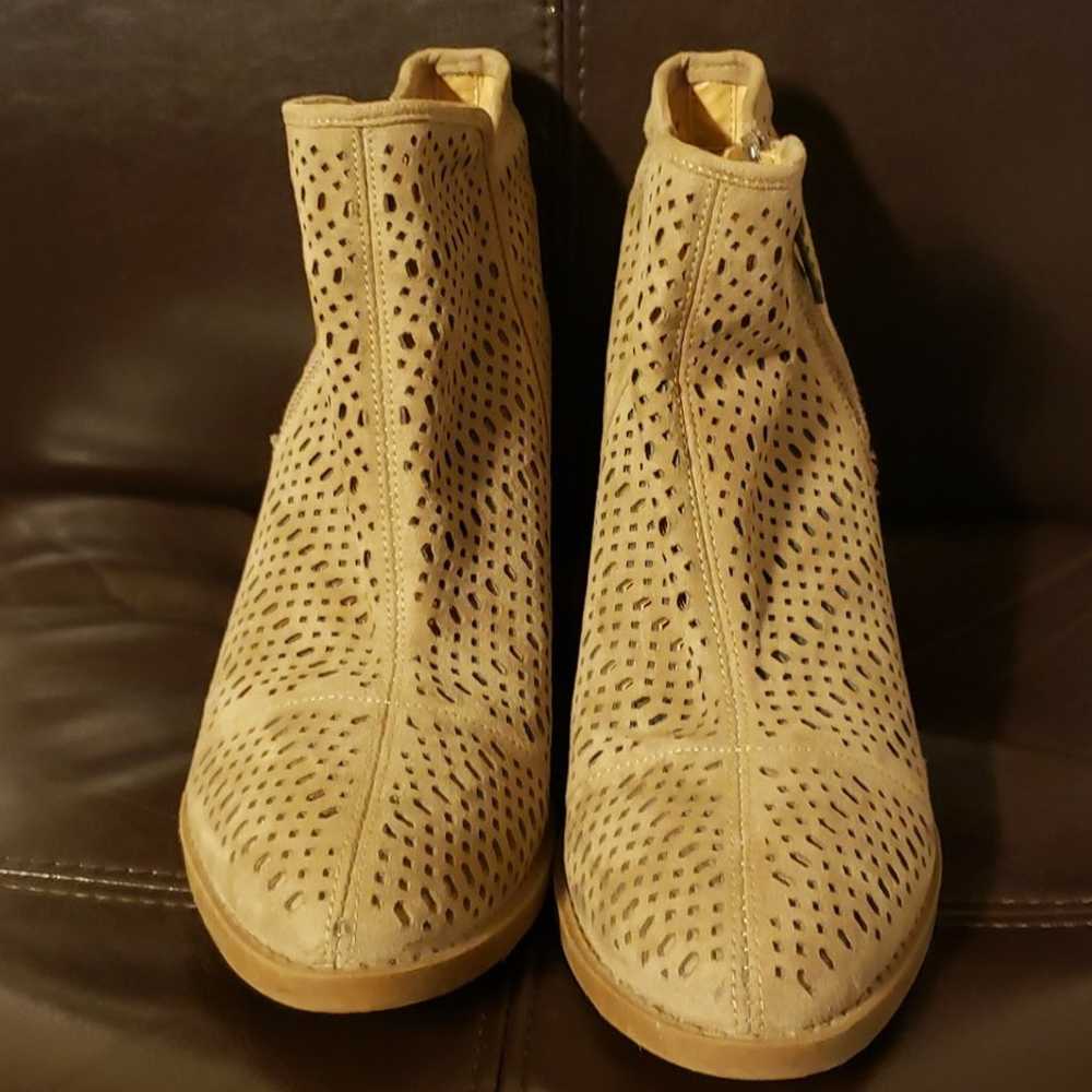 Esprit perforated booties size 9 - image 2