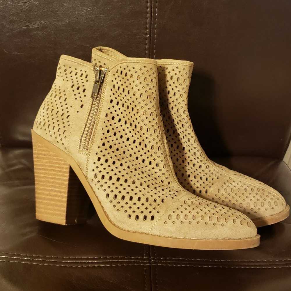 Esprit perforated booties size 9 - image 4