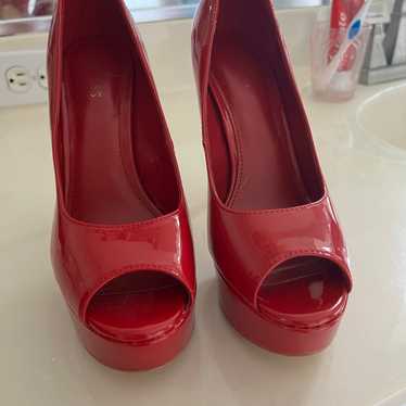 GUESS red pumps