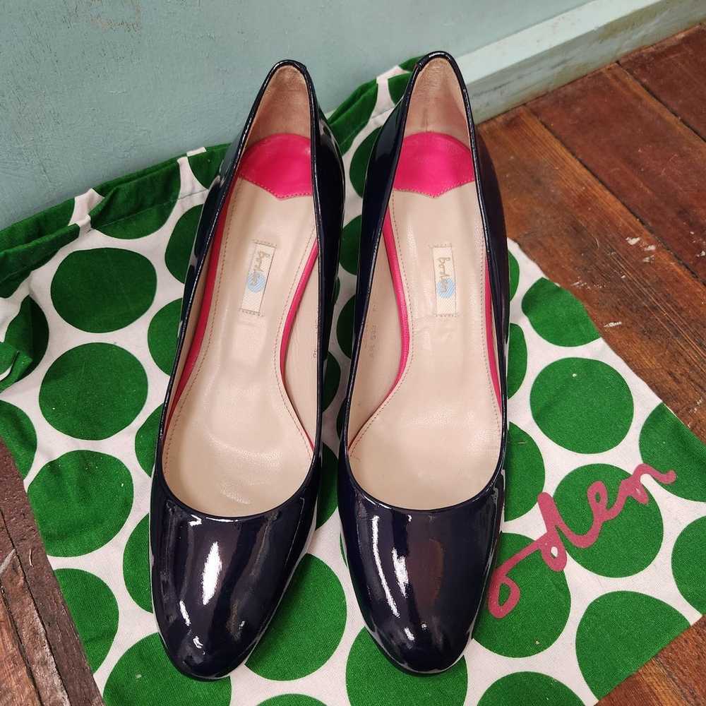 Boden navy blue patent leather almond toe pumps 4… - image 1