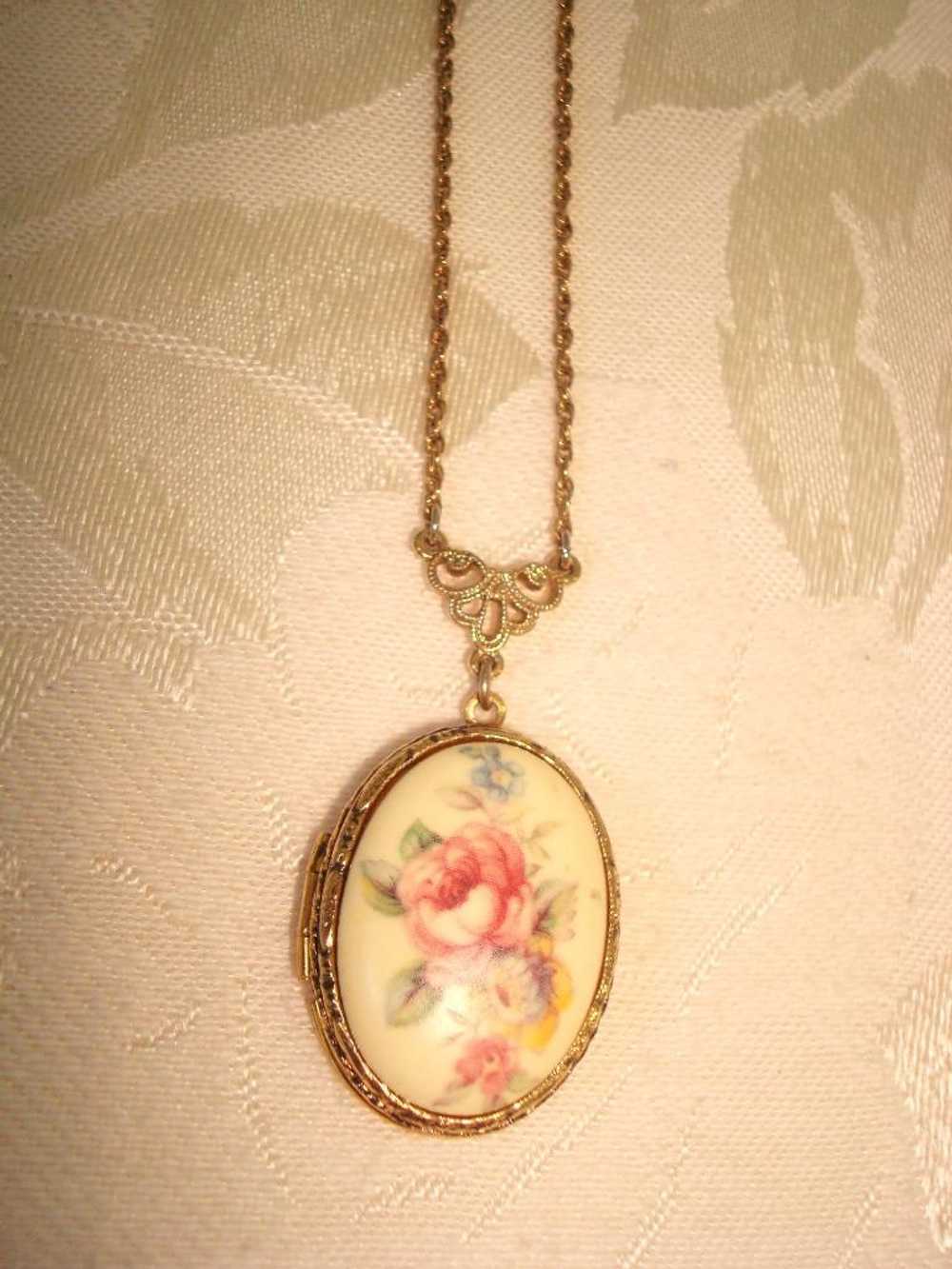 1928 Jewelry Company Gold Tone Necklace Floral Lo… - image 3