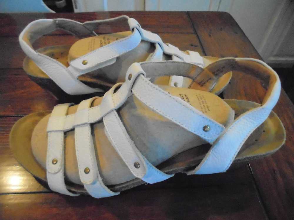 women's Taos white leather Spirit sandals size 9 … - image 1