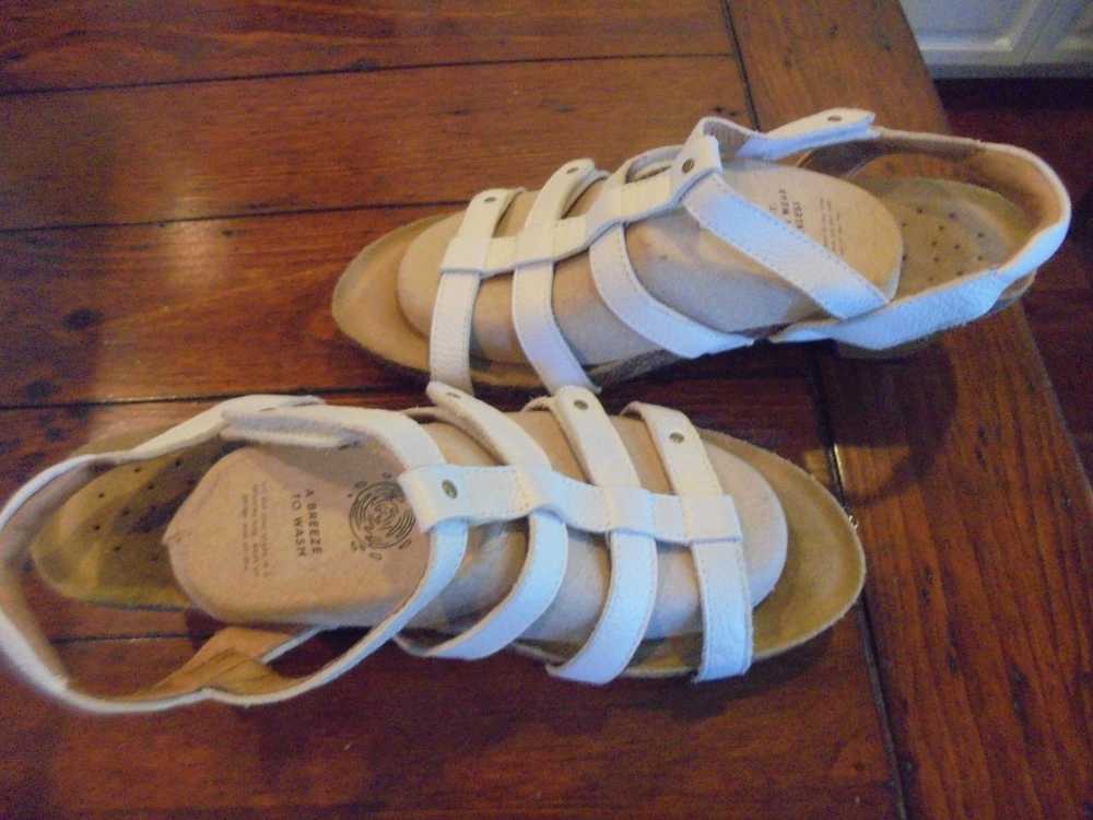 women's Taos white leather Spirit sandals size 9 … - image 3