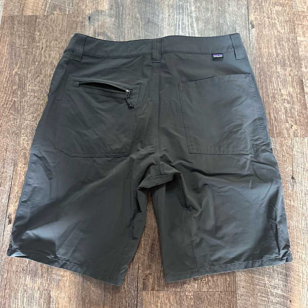 Patagonia Men’s Quandary Short in Forge Gray sz 3… - image 8