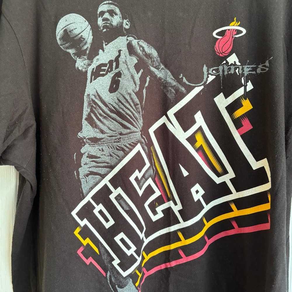Lebron James Miami Heat UNK NBA Tee shirt Men’s 2… - image 2