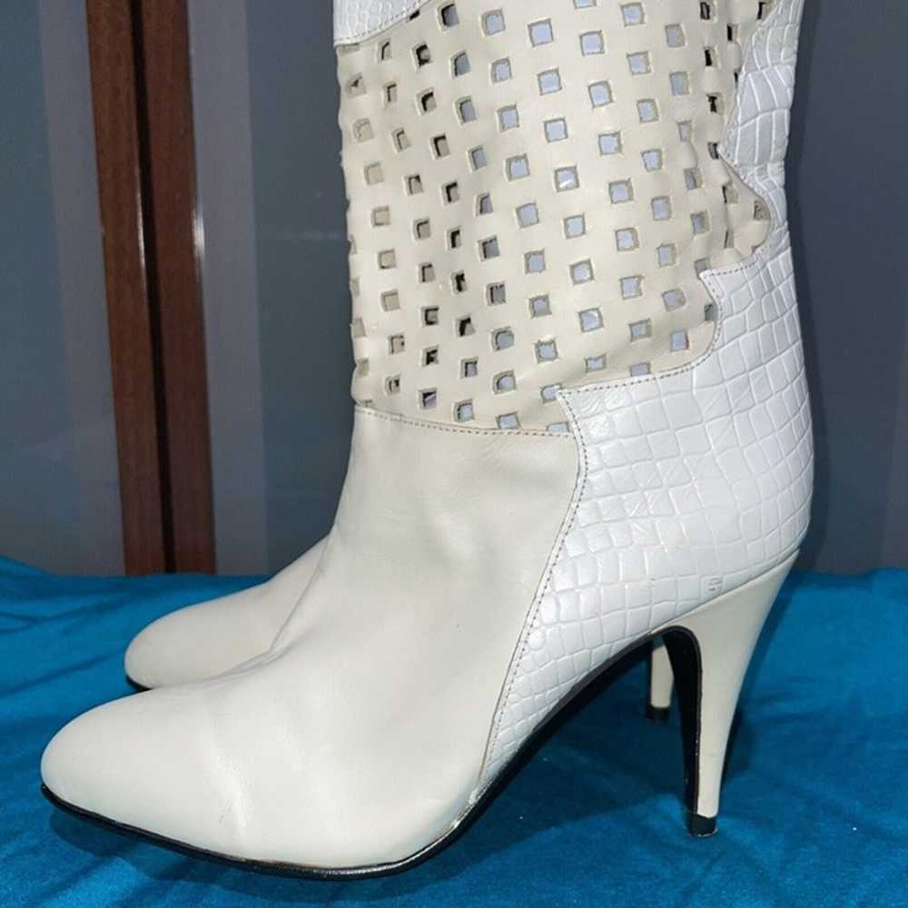 Vintage White Leather Perforated Alligator Emboss… - image 11