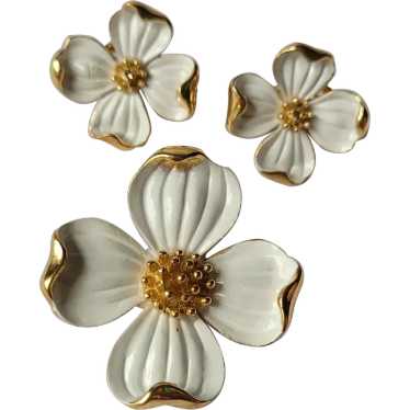 Trifari White Enamel Gold-Tone Dogwood Flower Pin… - image 1