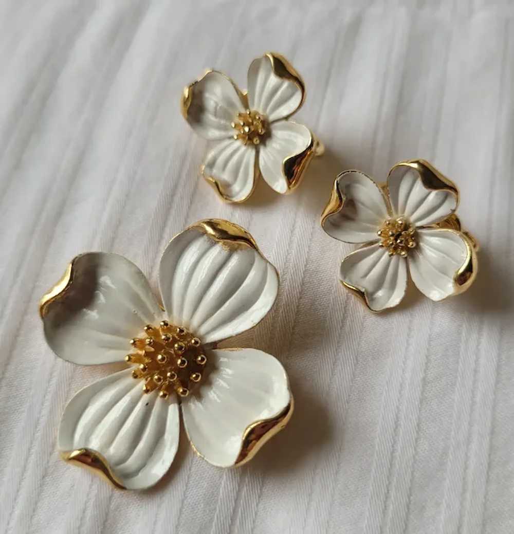 Trifari White Enamel Gold-Tone Dogwood Flower Pin… - image 2