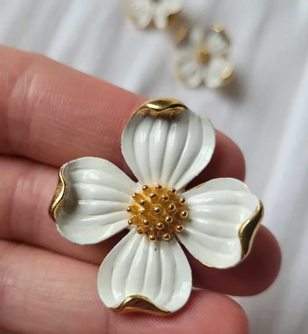 Trifari White Enamel Gold-Tone Dogwood Flower Pin… - image 3