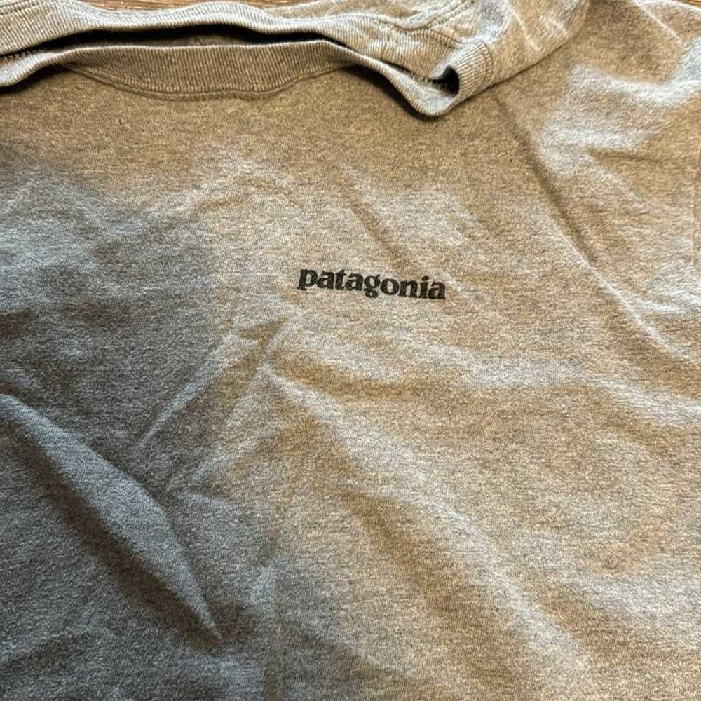 Patagonia gray tshirt large - image 2