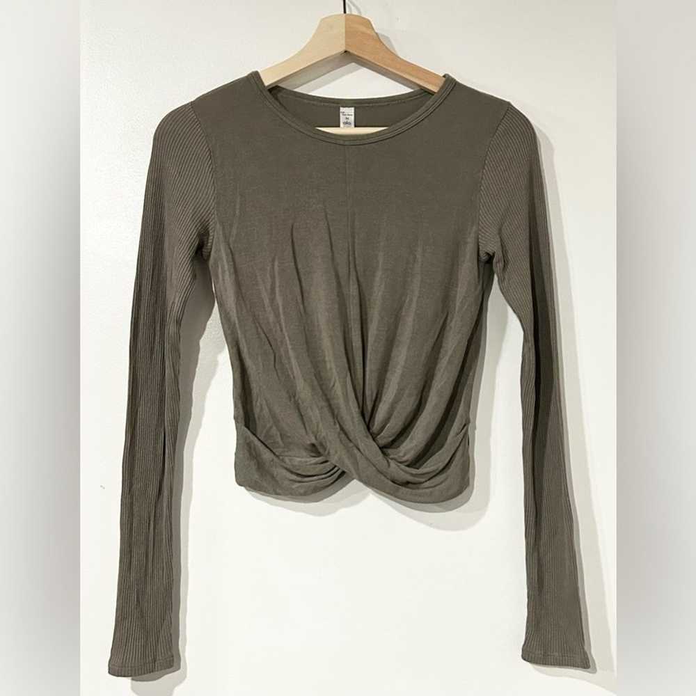 Alo Cover Long Sleeve Top in Olive Branch M - image 5