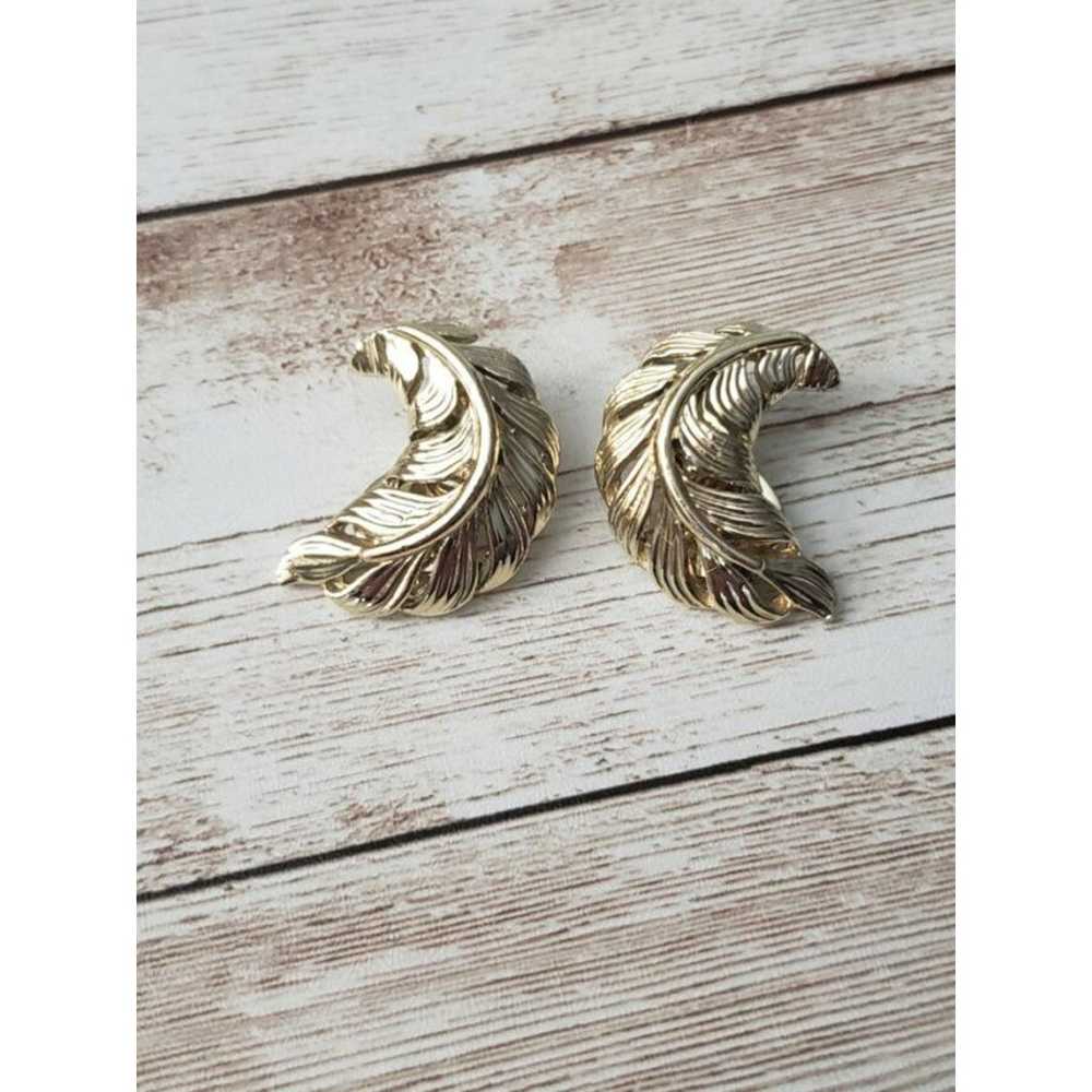 Vintage Clip On Earrings Curved Feather Light Gol… - image 2