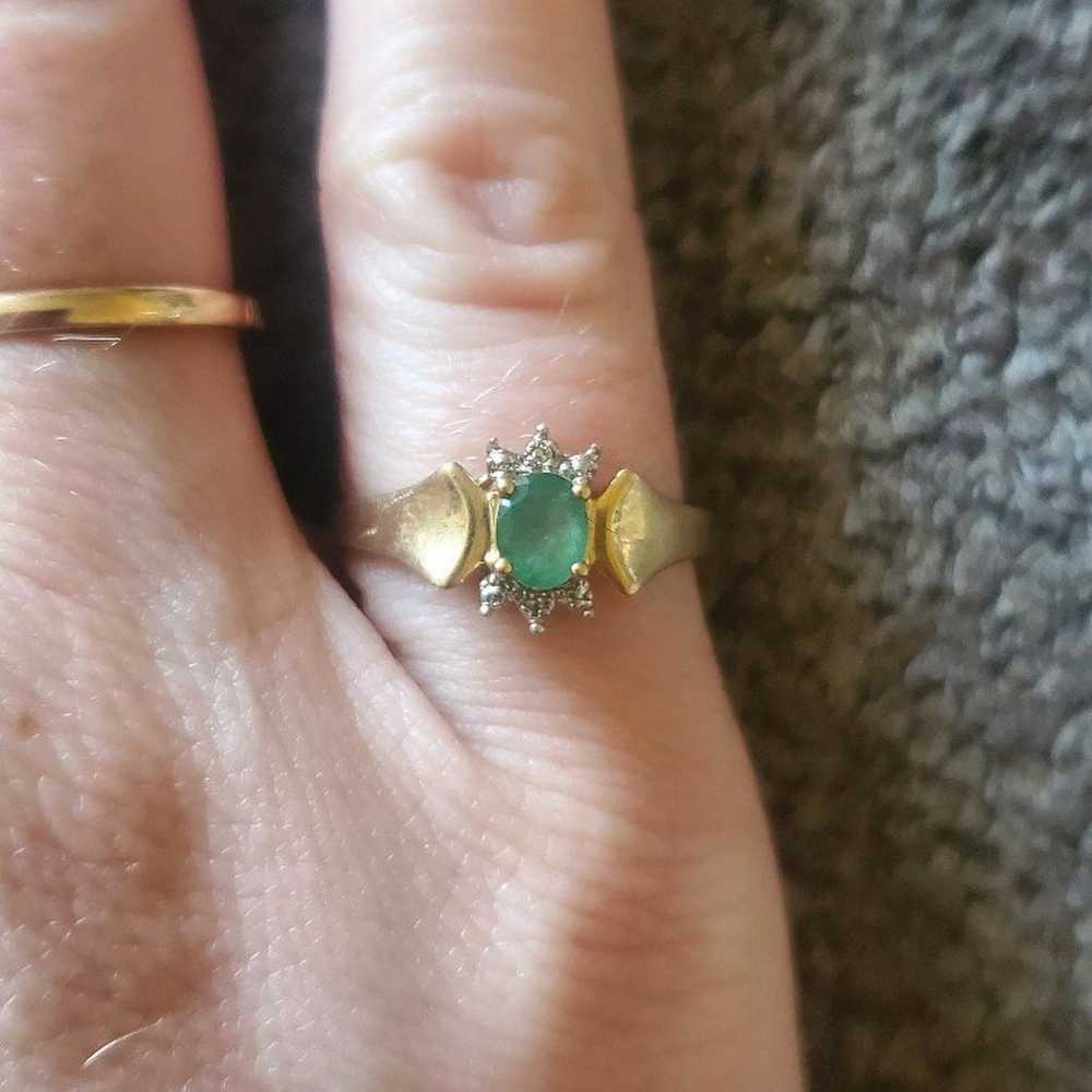10k gold emerald diamond vintage ring - image 2
