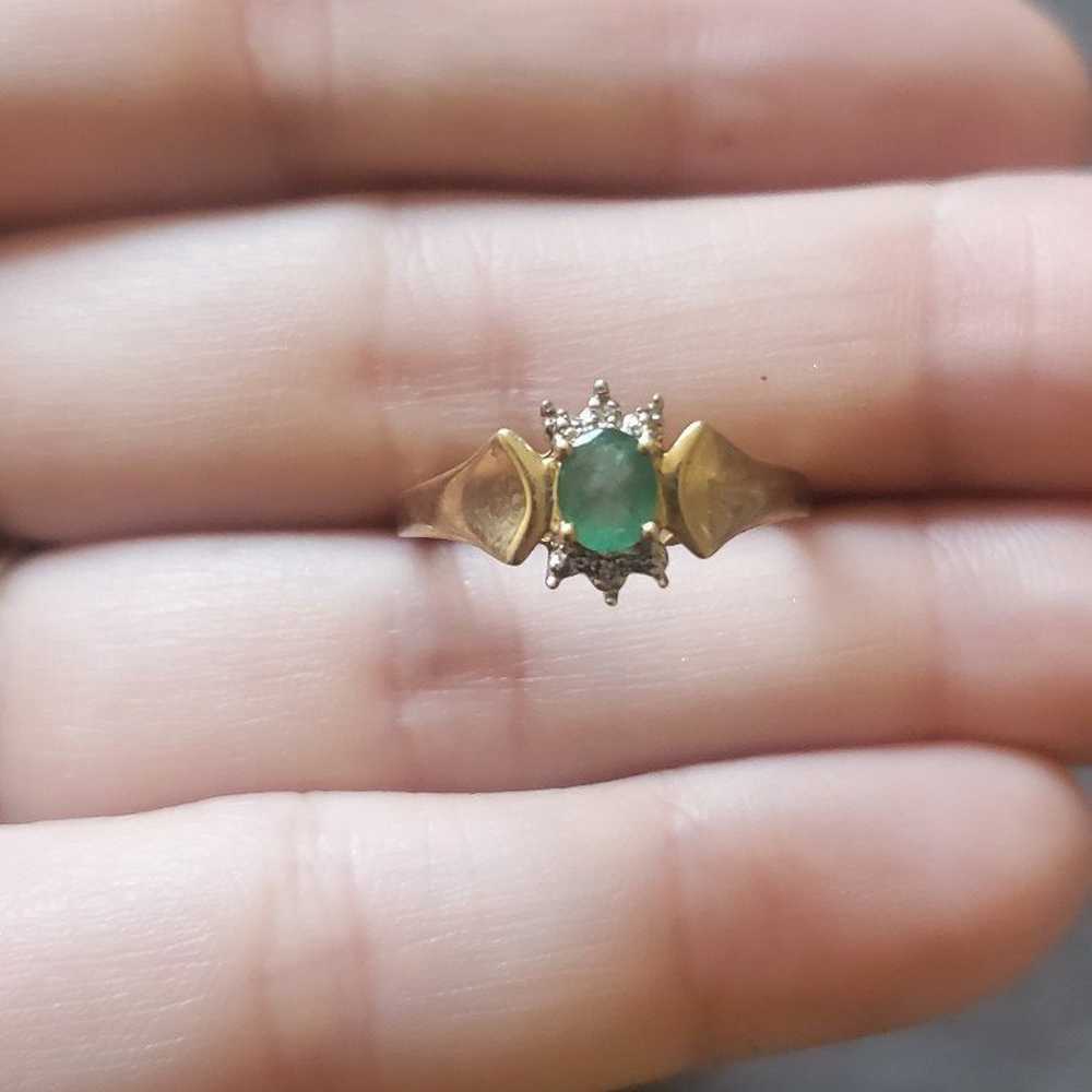 10k gold emerald diamond vintage ring - image 3