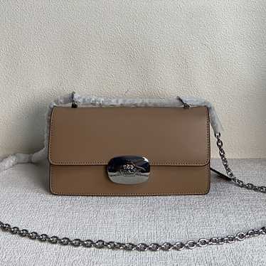 A women's handbag with a high class look. - image 1