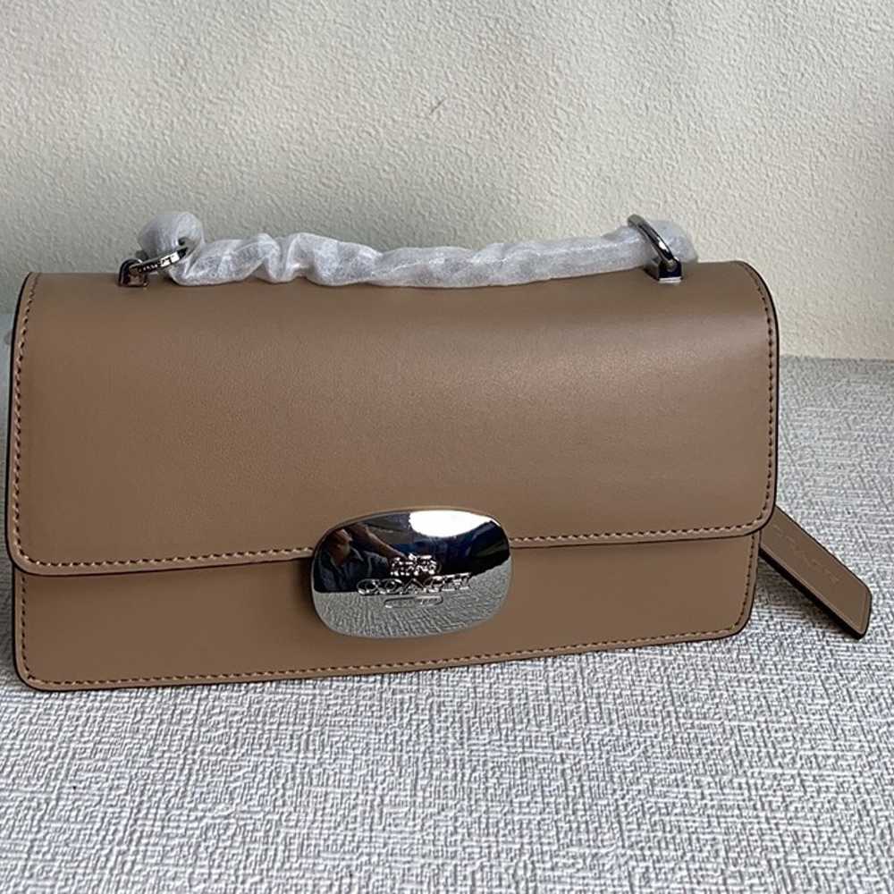 A women's handbag with a high class look. - image 2