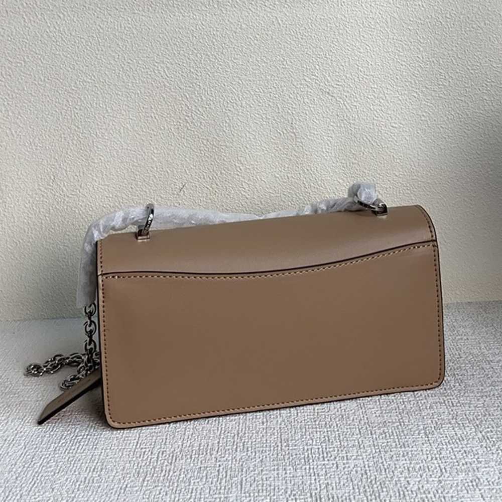 A women's handbag with a high class look. - image 3
