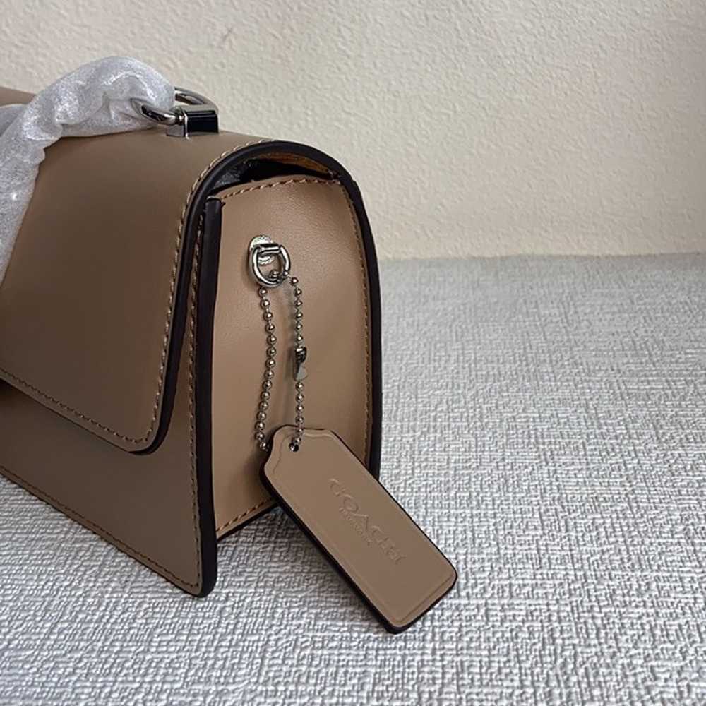 A women's handbag with a high class look. - image 4