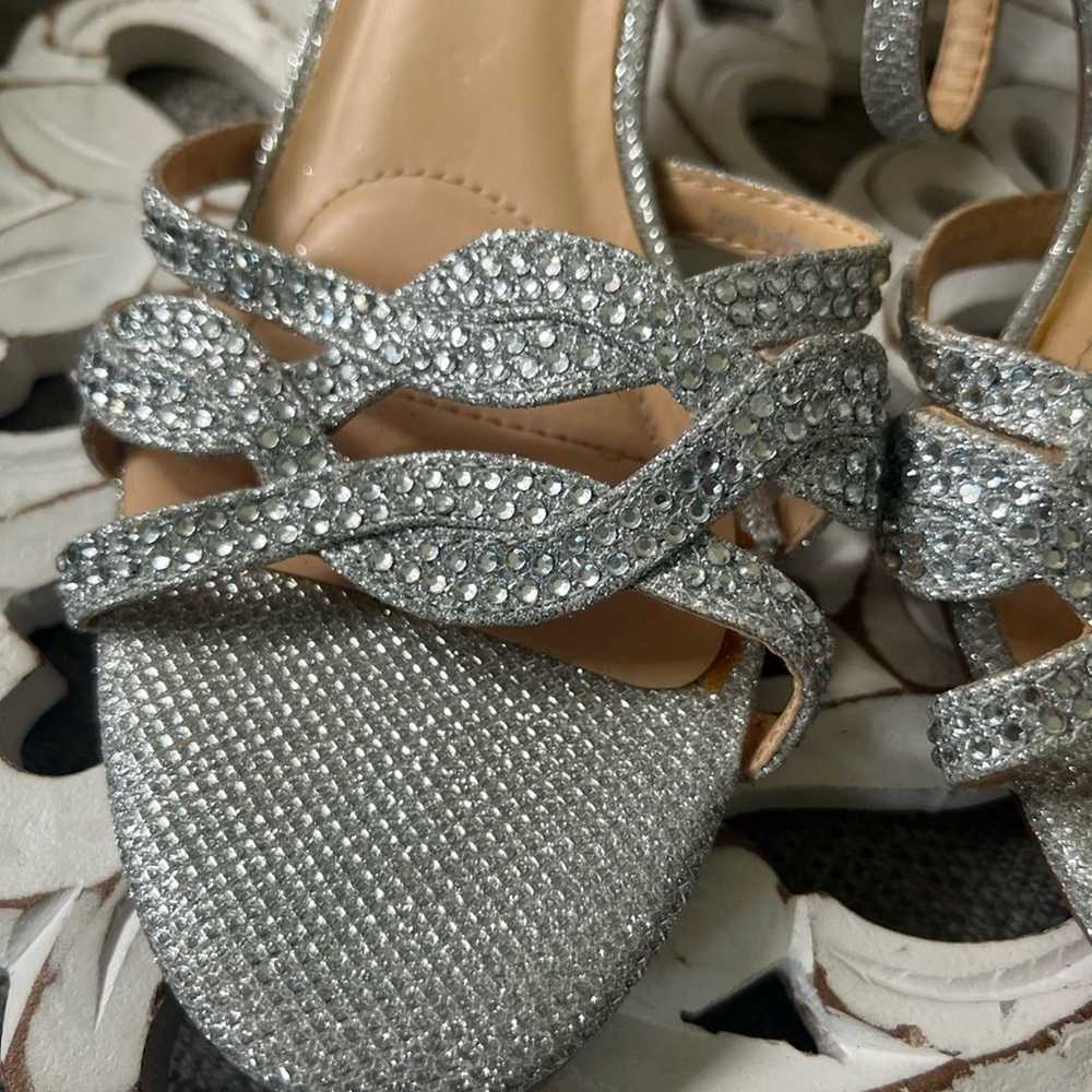 Badgley Mischka Silver Sparkle Heels Shoes Women’… - image 3