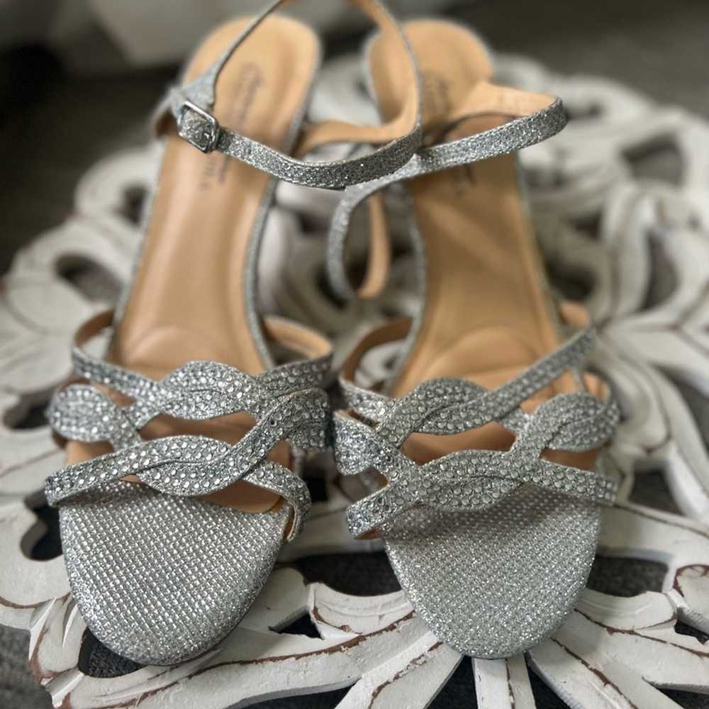 Badgley Mischka Silver Sparkle Heels Shoes Women’… - image 6