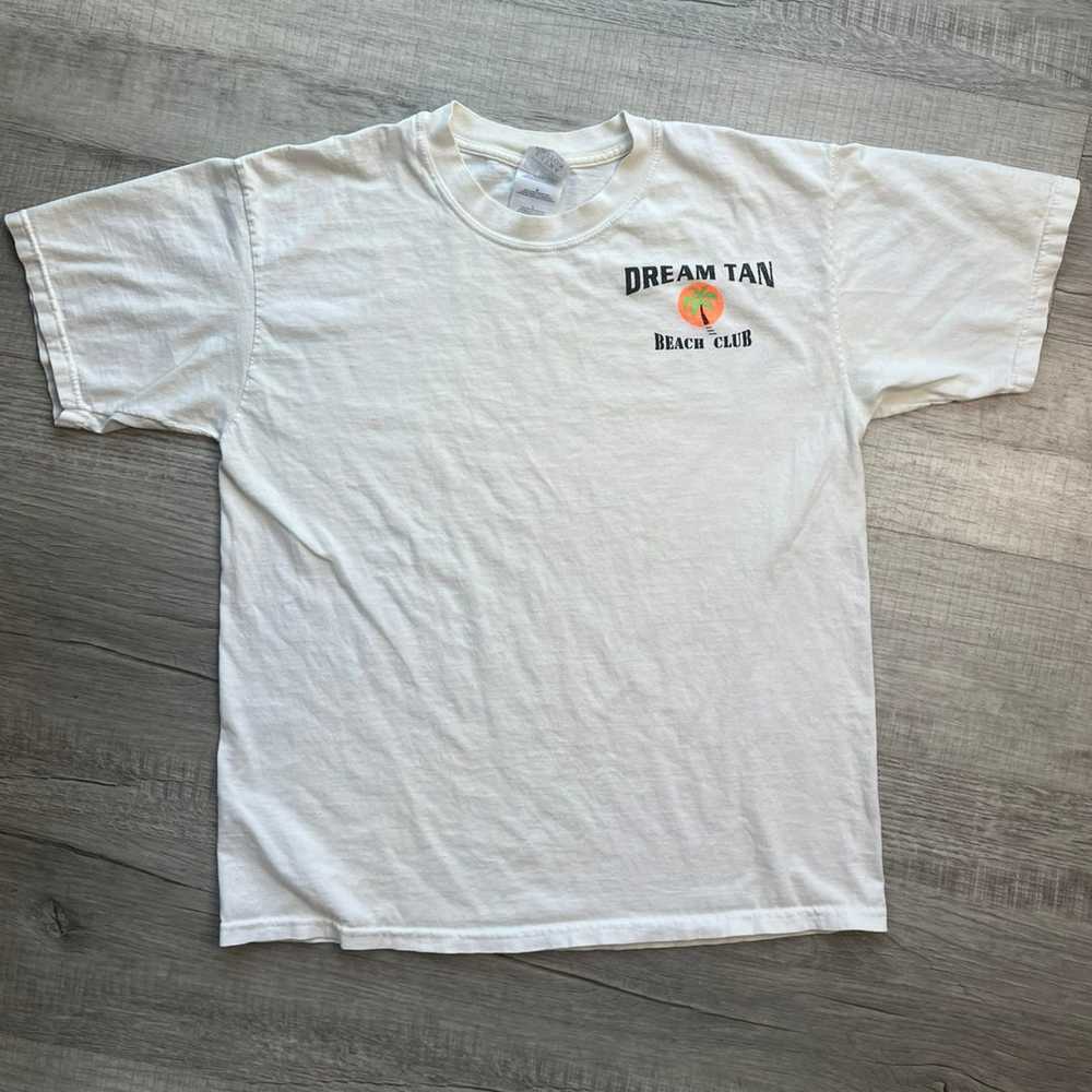 2000s Vintage Dream Tan Beach Club Graphic Tee - image 4