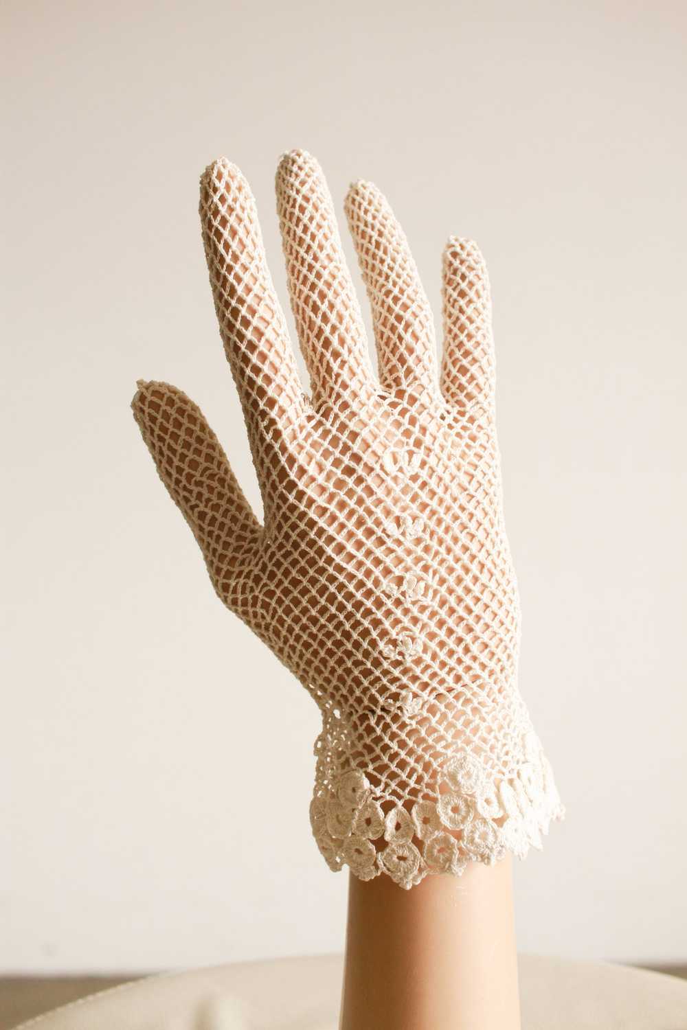 1930s Cream Crochet Knit Gloves - image 3