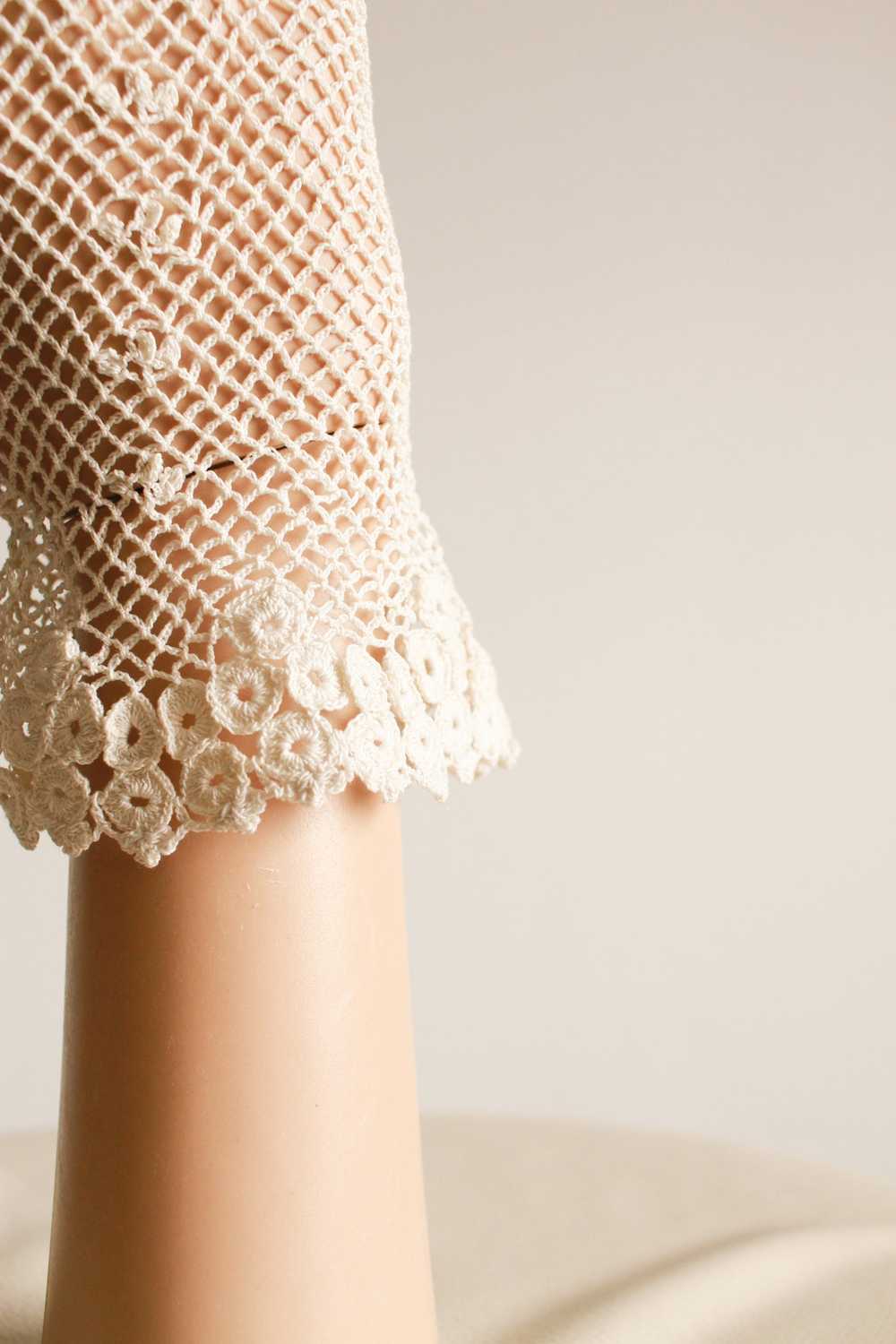 1930s Cream Crochet Knit Gloves - image 4