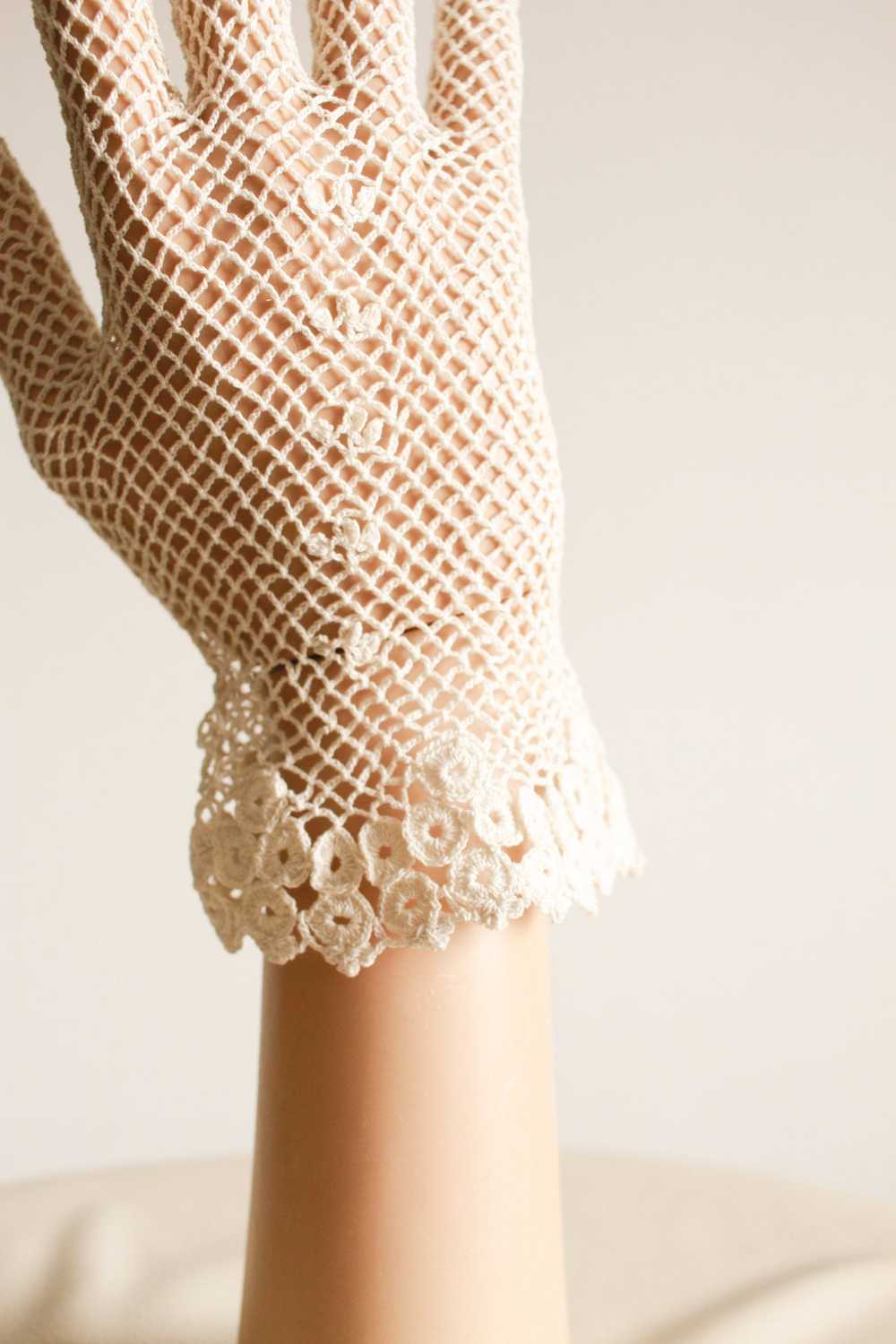 1930s Cream Crochet Knit Gloves - image 5