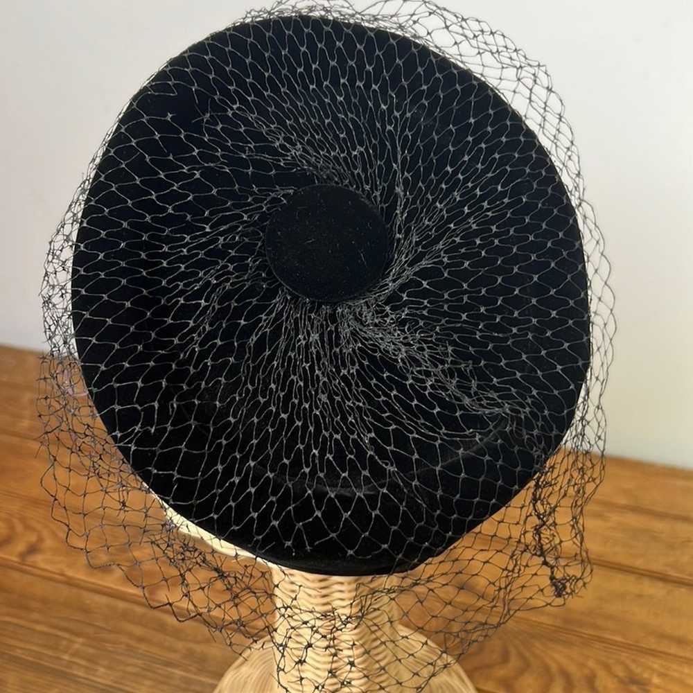 Women’s vintage 60s black velvet pillbox hat - image 2