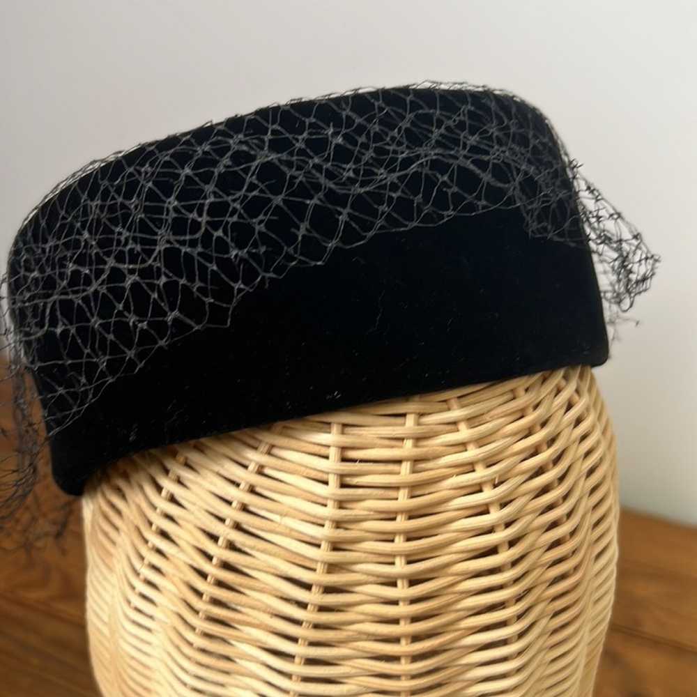 Women’s vintage 60s black velvet pillbox hat - image 3