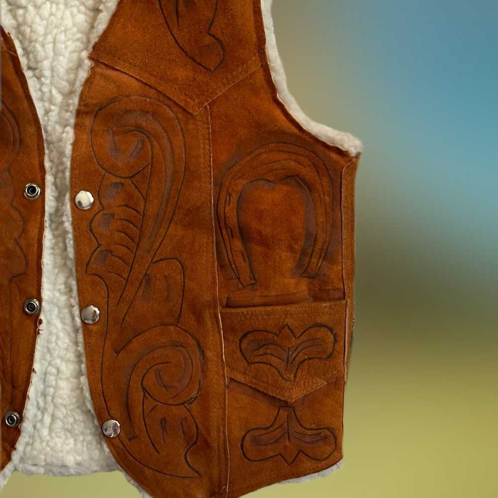 Vintage 1975 Western Tan Suede Engraved Vest with… - image 3