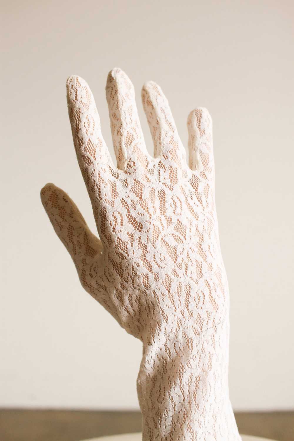 1950s White Lace Gloves - image 2