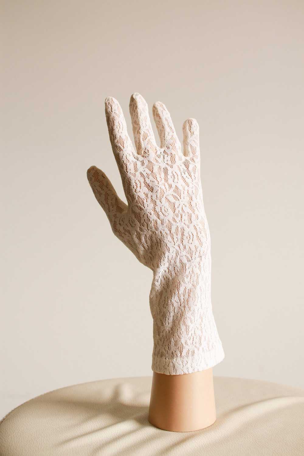 1950s White Lace Gloves - image 3