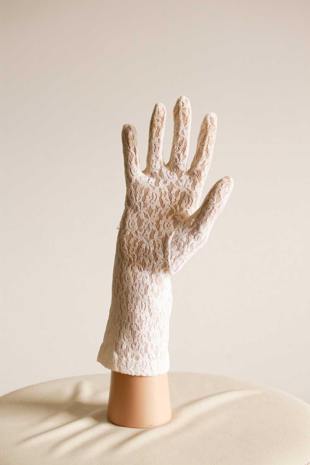 1950s White Lace Gloves - image 4