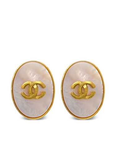 CHANEL Pre-Owned 1995 CC shell earrings - White - image 1