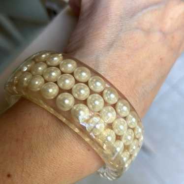 VINTAGE LUCITE CHUNKY ENCASED FAUX PEARL BANGLE-G… - image 1