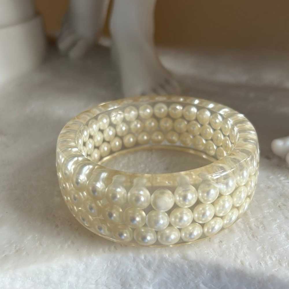 VINTAGE LUCITE CHUNKY ENCASED FAUX PEARL BANGLE-G… - image 2